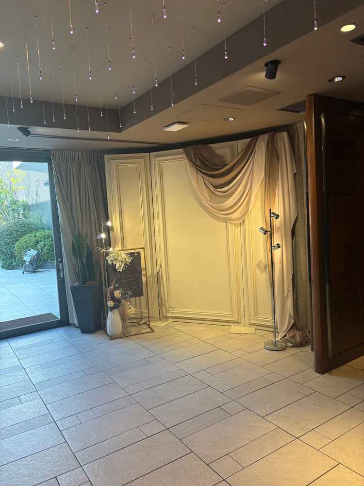 結婚式と披露宴の間のウェルカムパーティが出来るスペースもソファやテーブルも充実していました