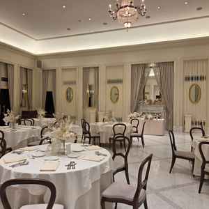 白とゴールドを基調としたシンプルかわいい披露宴会場