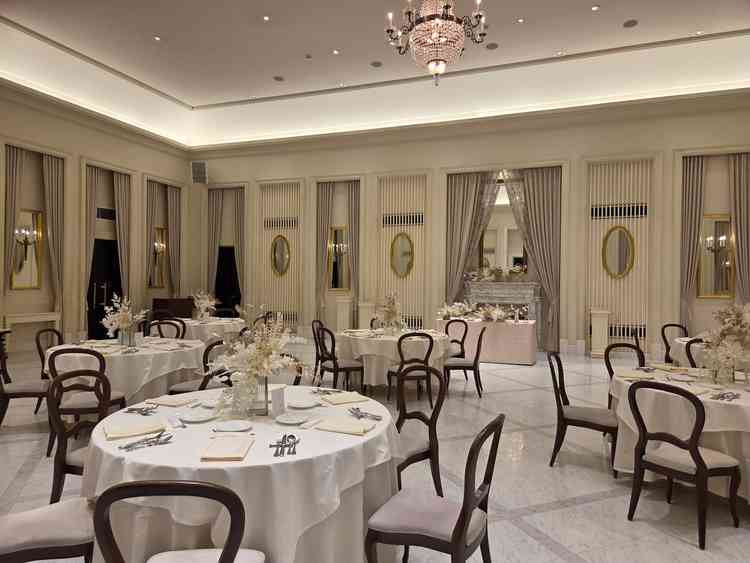 白とゴールドを基調としたシンプルかわいい披露宴会場