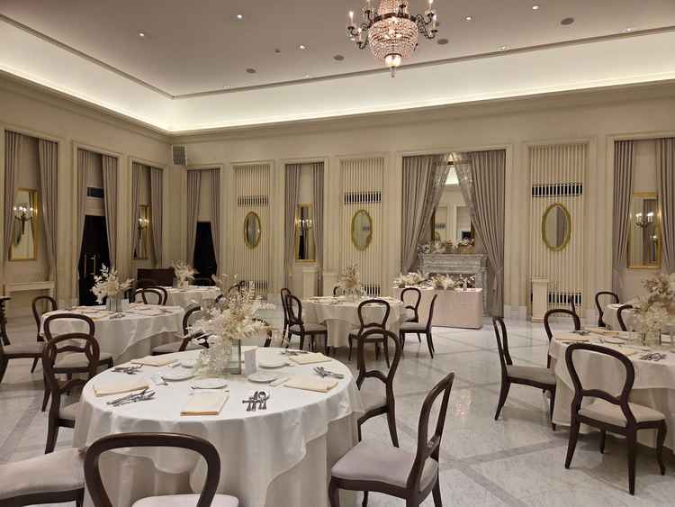 白とゴールドを基調としたシンプルかわいい披露宴会場