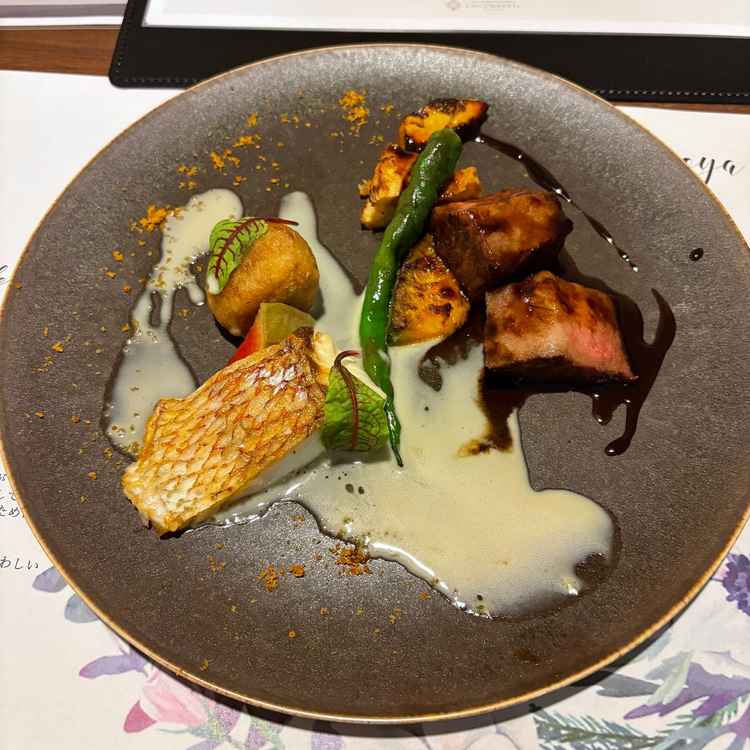 お肉料理、魚料理ともに料理の質が高く、付け合わせの野菜にもこだわっていると感じた。