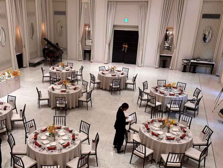 披露宴会場。ピアニストの方が生演奏してくださっていて、雰囲気がありました。