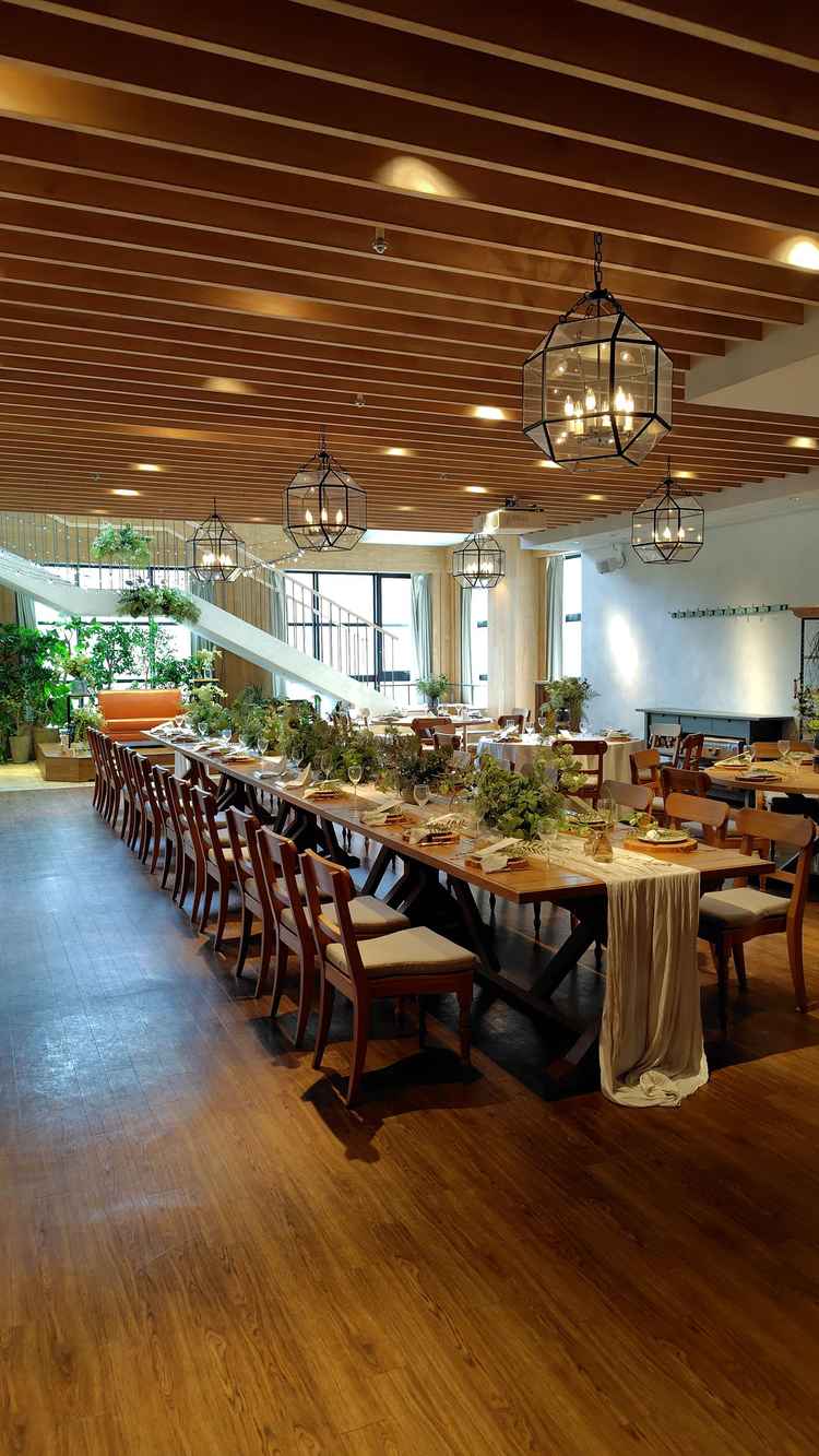 披露宴会場。木目調で温かい雰囲気。