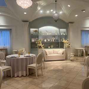 青っぽい披露宴会場でかわいい。