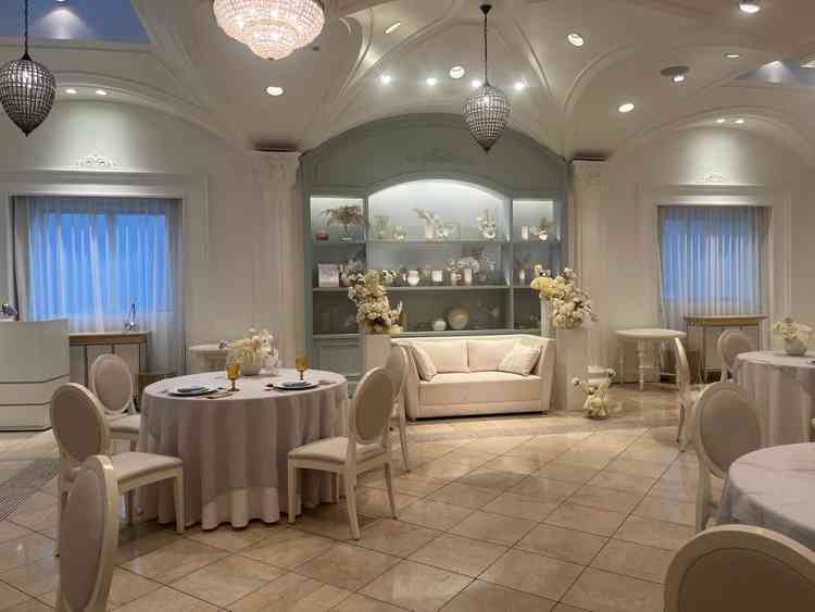 青っぽい披露宴会場でかわいい。