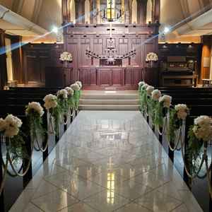 チャペルはバージンロードへの反射がとても美しい