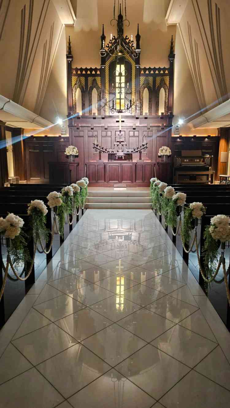 チャペルはバージンロードへの反射がとても美しい