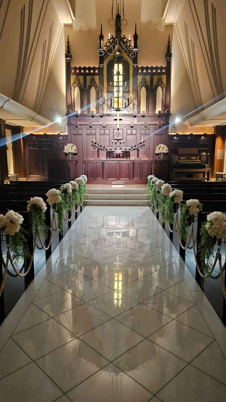 チャペルはバージンロードへの反射がとても美しい