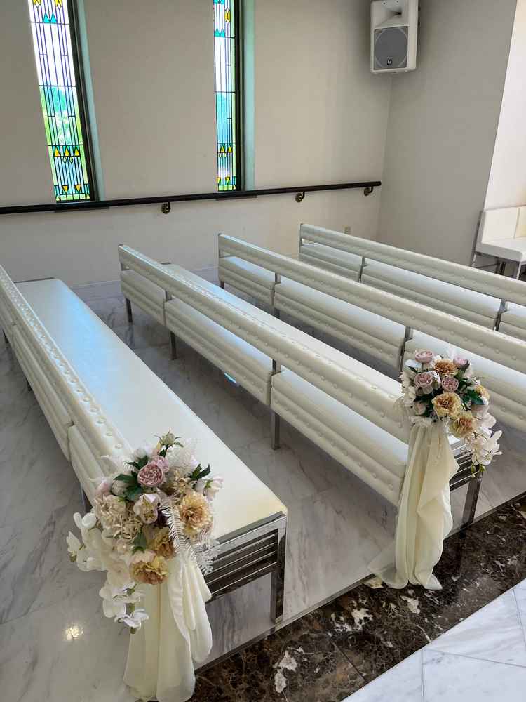チャペルの参列先。こちらも白で統一され、椅子がクッションになっている珍しいタイプ