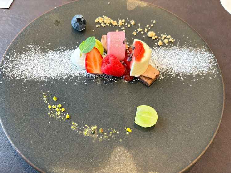 試食のデザートの写真。様々なフルーツを楽しめ、見た目も可愛く美味しかった。