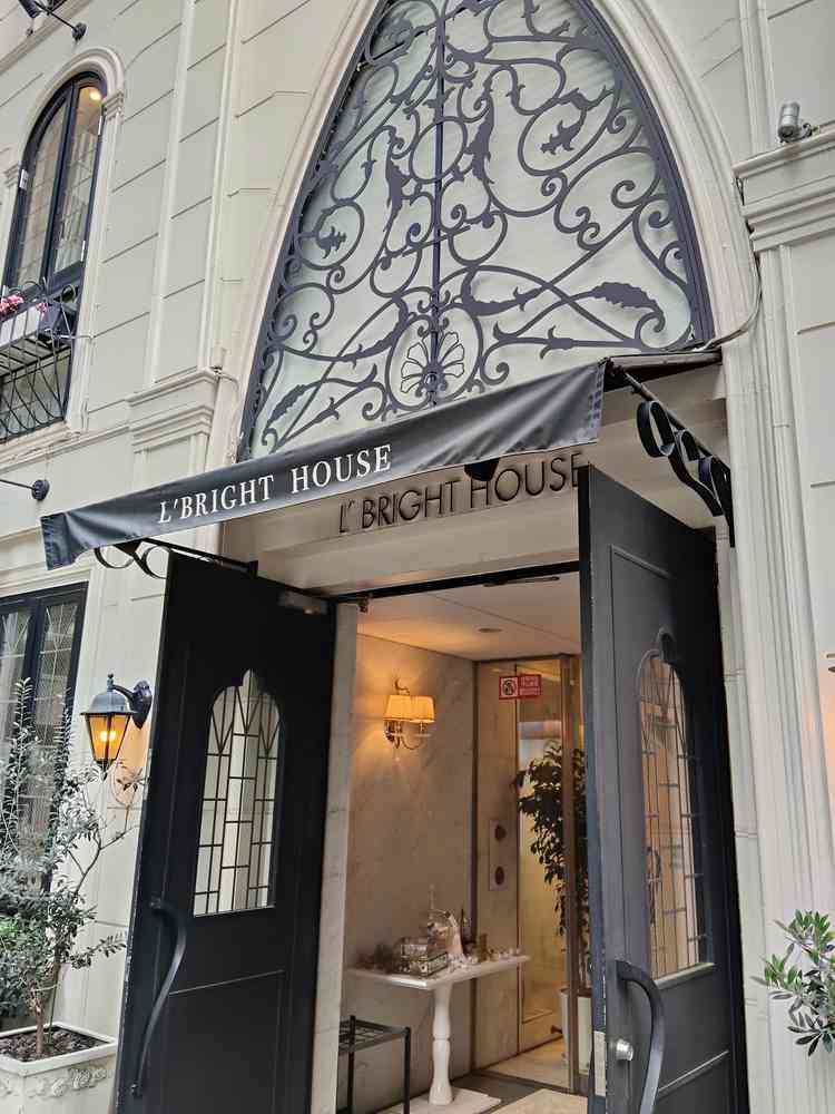 浜松町駅から徒歩でも行きやすい場所にありました。