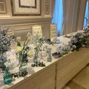 新郎新婦が着席する席の前が綺麗に飾り付けされており、魅力的でした。花もいろいろカスタマイズできるよう