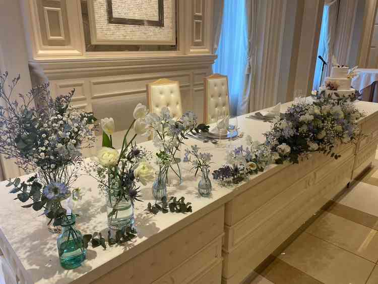 新郎新婦が着席する席の前が綺麗に飾り付けされており、魅力的でした。花もいろいろカスタマイズできるよう