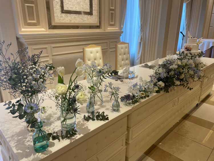 新郎新婦が着席する席の前が綺麗に飾り付けされており、魅力的でした。花もいろいろカスタマイズできるよう