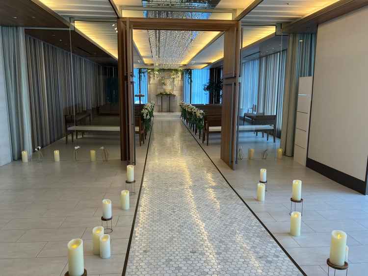 エレベーターから降りると、挙式会場がすぐそばにあります