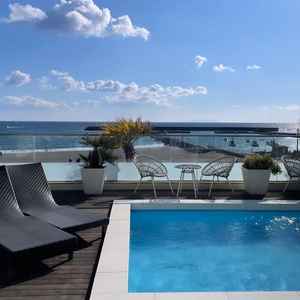 披露宴会場横のテラスのプール&景色