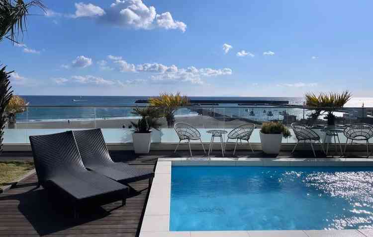 披露宴会場横のテラスのプール&景色