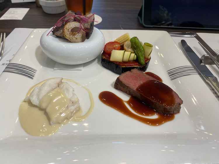 特に低温調理されたお肉の赤ワインソースがけが最高でした。