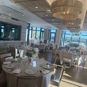 マリナデルレイ邸の宴会場内。白とピンクを基調とした高級感のある会場。