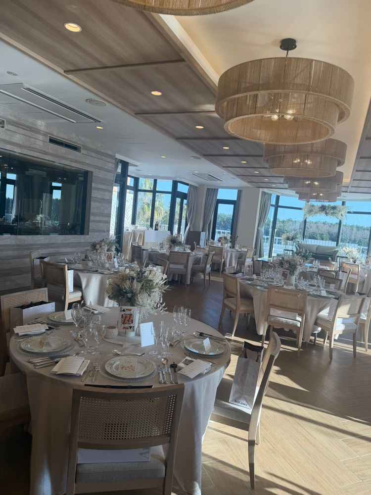 マリナデルレイ邸の宴会場内。白とピンクを基調とした高級感のある会場。