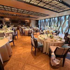 少人数タイプの披露宴会場です。窓から外が見えるわけではないので、雨が降っても影響を受けにくい構造です