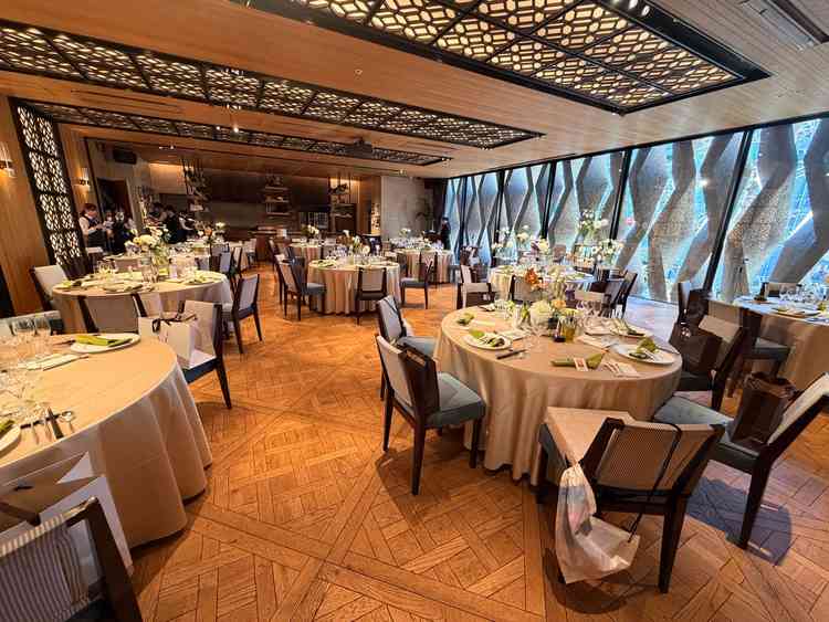 少人数タイプの披露宴会場です。窓から外が見えるわけではないので、雨が降っても影響を受けにくい構造です