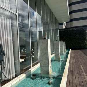 式場の外側。天気も良く、綺麗でした。