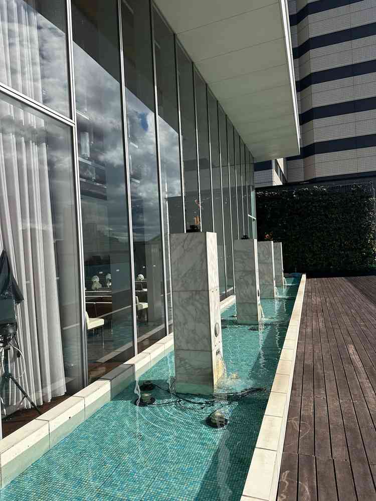 式場の外側。天気も良く、綺麗でした。