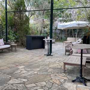 ガーデンは広々しており、ゲストがくつろげる場所が多いです。