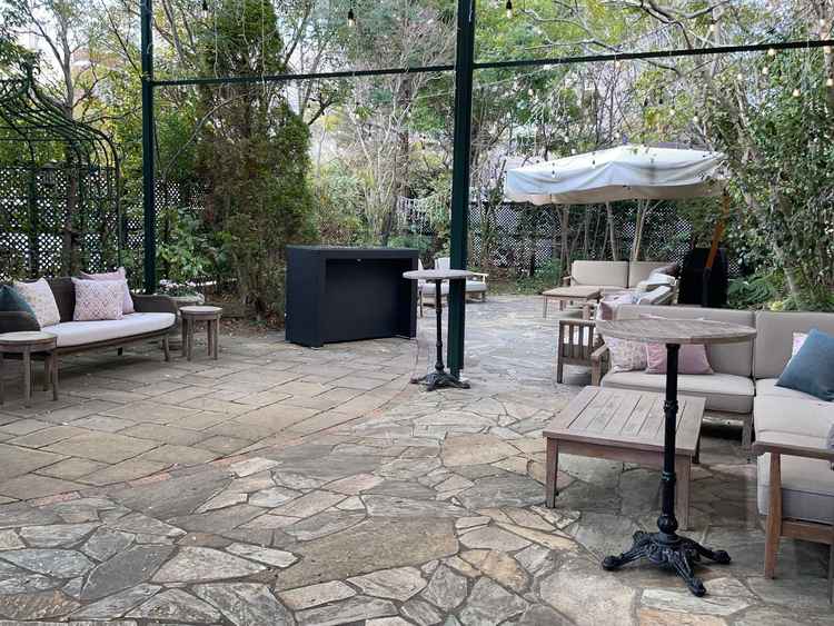 ガーデンは広々しており、ゲストがくつろげる場所が多いです。