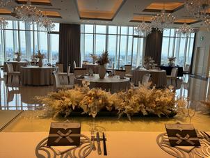 白基調×ゴールドの部屋の披露宴会場