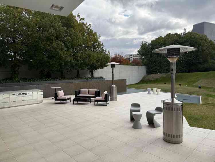 披露宴中に外でデザートビュッフェやアウトドアな演出をすることも可能とのこと。