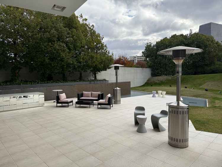 披露宴中に外でデザートビュッフェやアウトドアな演出をすることも可能とのこと。