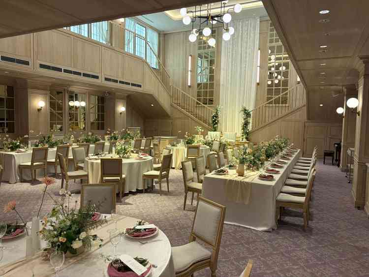 白を貴重にした披露宴会場です。