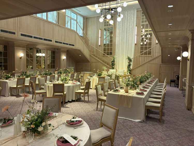 白を貴重にした披露宴会場です。