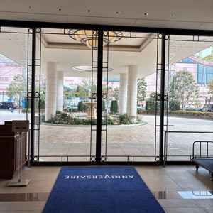 エントランスから豪華で非日常を味わえる結婚式場でした