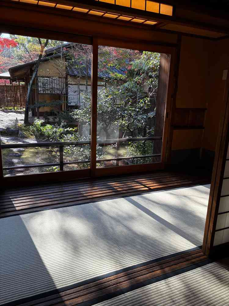 34名までの披露宴会場の窓際。大人数の広間と違い、庭が近く、自然光も入っていて良かった。