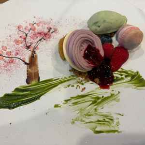 デザートです。季節によってプレートのデザインを変えているそうです。