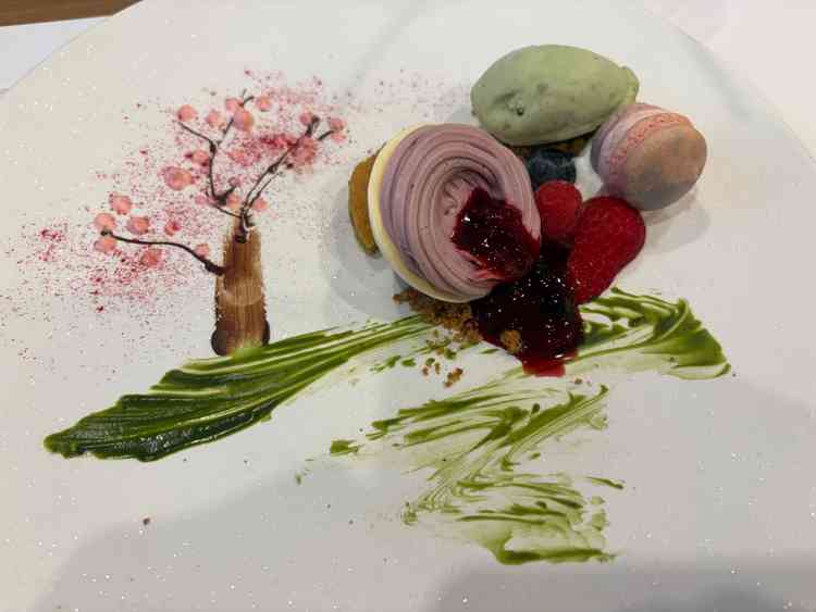 デザートです。季節によってプレートのデザインを変えているそうです。