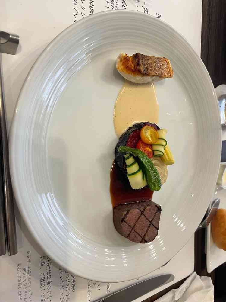 試食の様子。魚は皮目がパリパリしておりおいしかった。ステーキも柔らかかった。