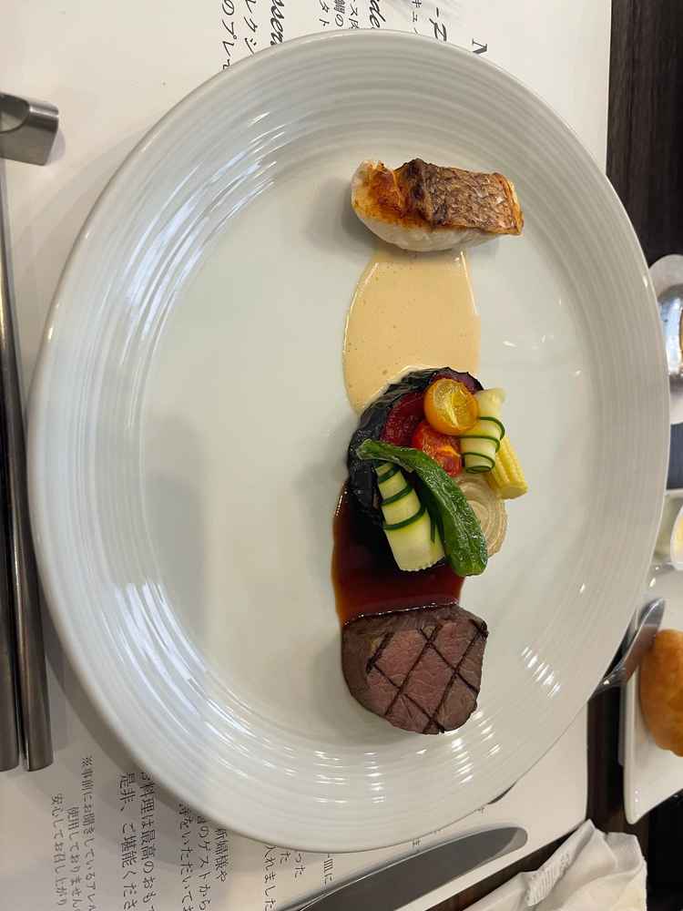 試食の様子。魚は皮目がパリパリしておりおいしかった。ステーキも柔らかかった。