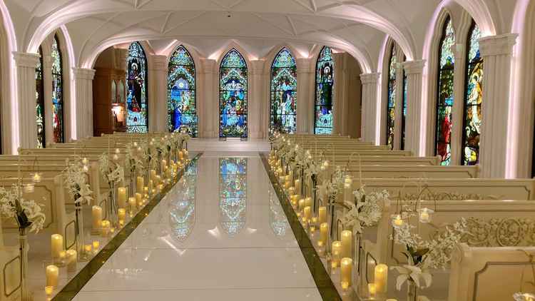 ステンドグラスが全面に飾られている高さはそこまでないが壮大さを感じるチャペル。