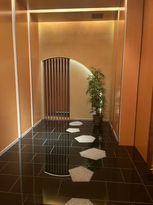 神殿に入る前に息を整える部屋としてご案内がありました。天井も高く閉塞感のない感じが気に入りました。
