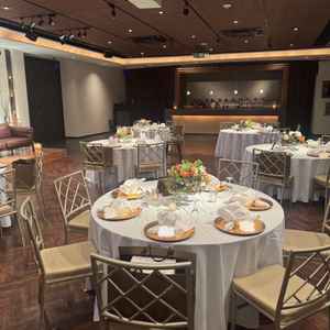 披露宴会場。たまたま翌日が同規模の披露宴で現実的に考えることができた。