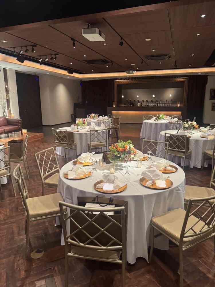 披露宴会場。たまたま翌日が同規模の披露宴で現実的に考えることができた。