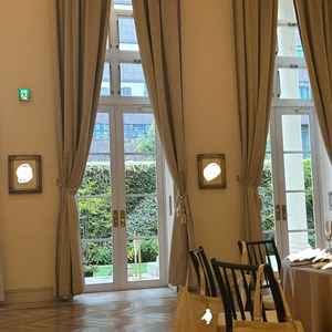 披露宴会場は天井の高さもあり圧迫感を感じずゲストとの距離感も近く感じれる。ガーデンは出入り自由。