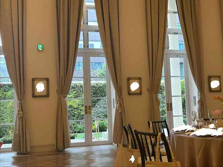 披露宴会場は天井の高さもあり圧迫感を感じずゲストとの距離感も近く感じれる。ガーデンは出入り自由。