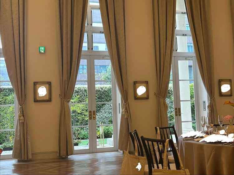 披露宴会場は天井の高さもあり圧迫感を感じずゲストとの距離感も近く感じれる。ガーデンは出入り自由。