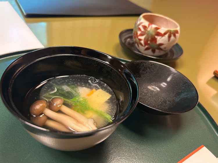 一品目のお椀は鯛を使ったものとのことで、優しい出汁とお野菜が丁寧に処理されていておいしかったです。