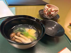 一品目のお椀は鯛を使ったものとのことで、優しい出汁とお野菜が丁寧に処理されていておいしかったです。